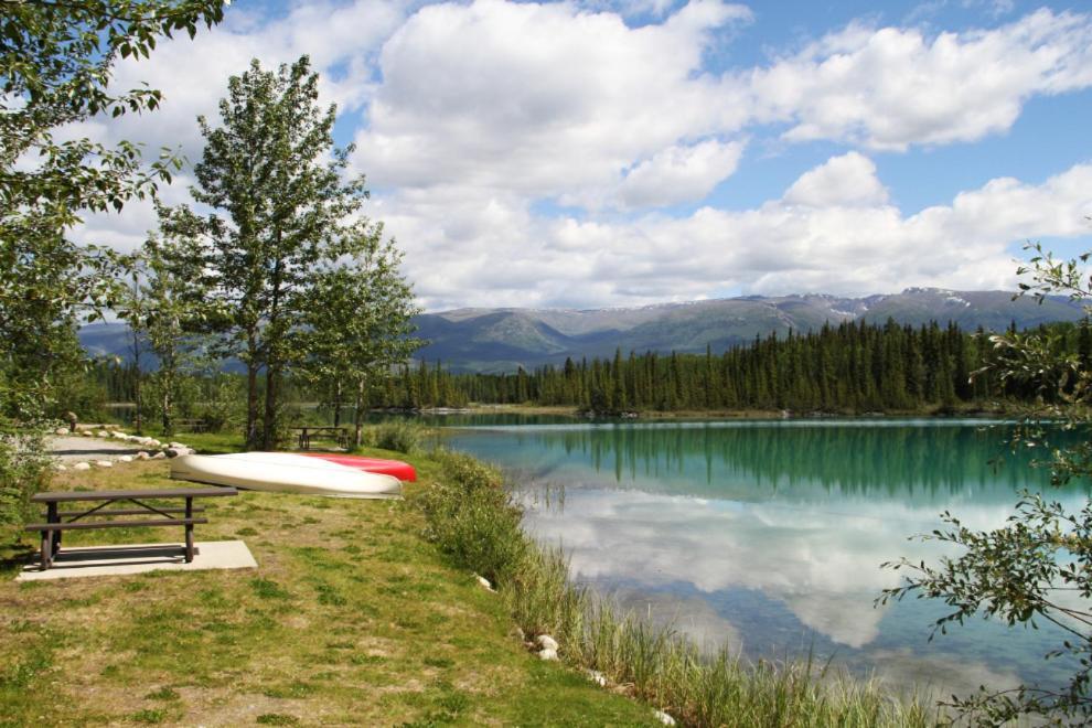 Arctic Divide Lodge Dease Lake Exterior foto